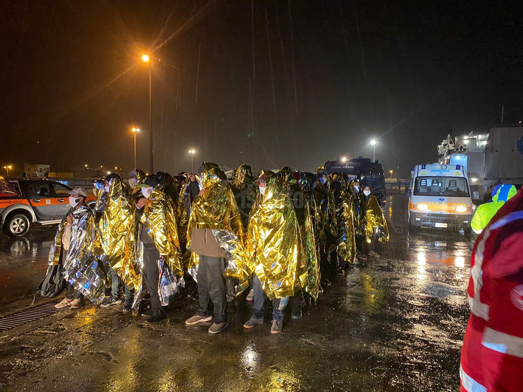 Pozzallo, salvati 395 migranti dalla Guardia Costiera
