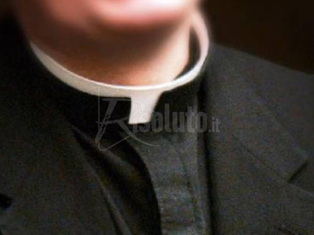 Parroco di Caltanissetta sorpreso dalla polizia a spiare alcune pallavoliste nello spogliatoio
