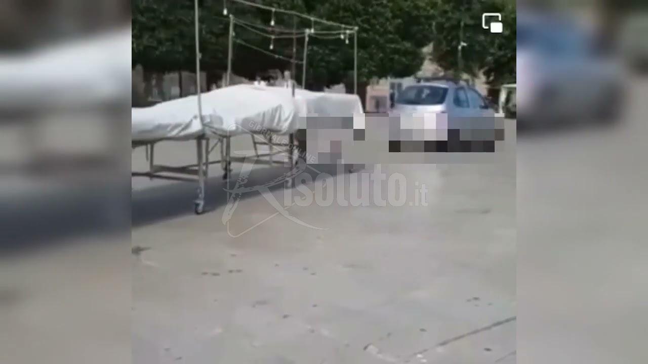Traina carrello di vendita con auto su area pedonale, sanzionato ambulante a Sciacca (Video)