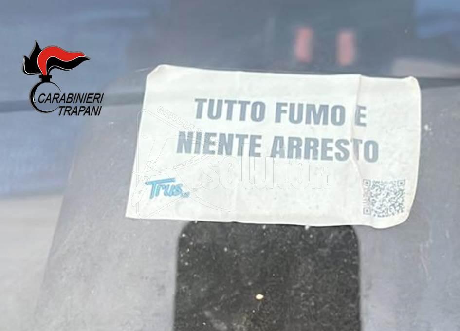 Cartello “Tutto fumo e niente arresto” sul parabrezza, fermato dai carabinieri
