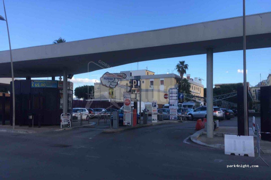 Autista di pullman si accascia a terra prima di risalire sul mezzo e muore, tragedia a Palermo
