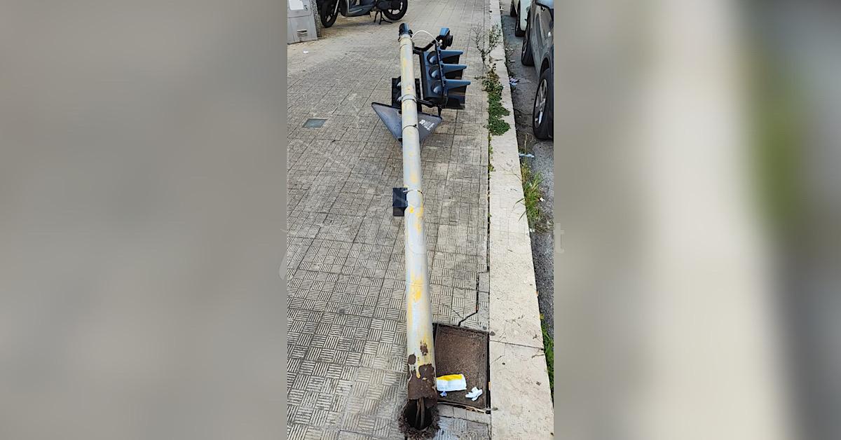 Crolla semaforo in via Cappuccini, intervento dei passanti evita il peggio