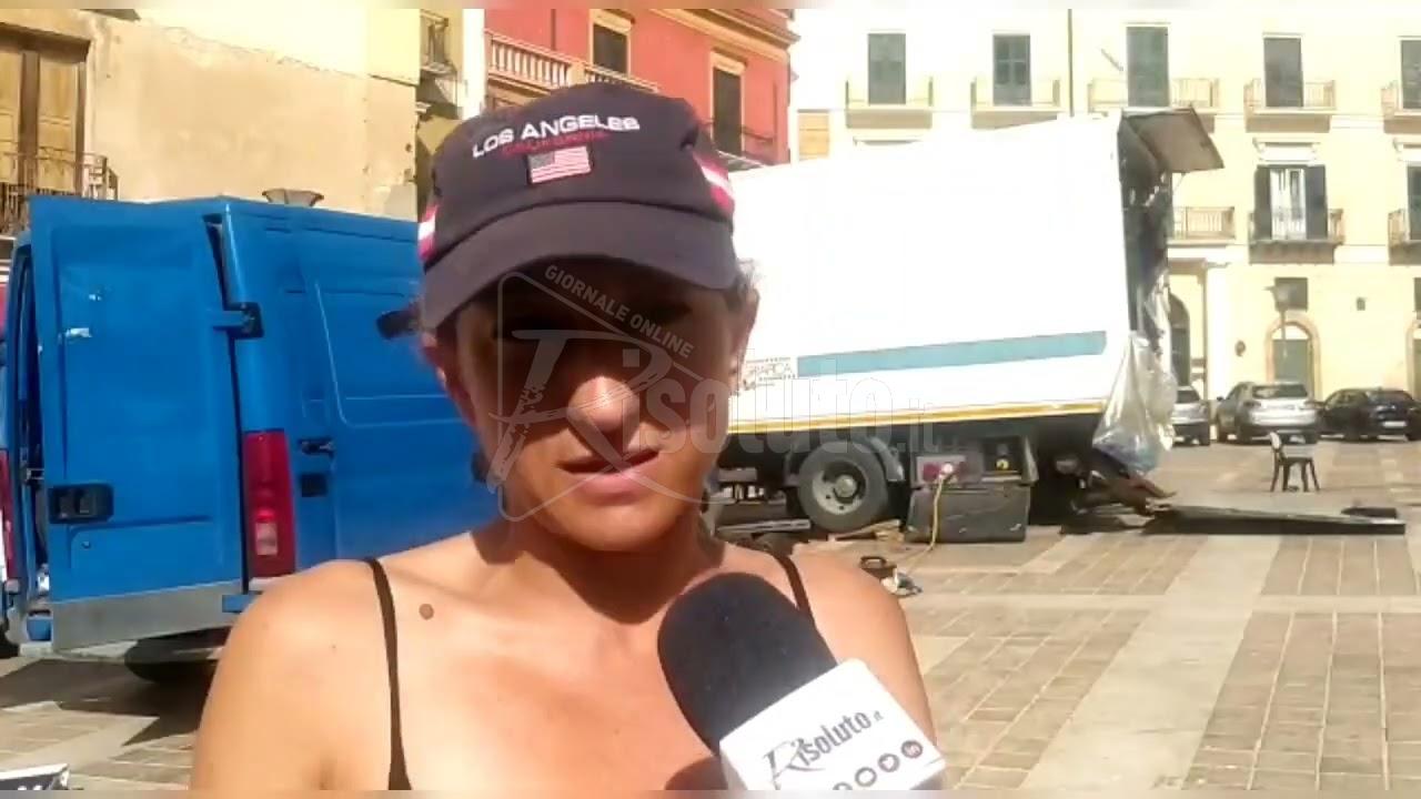 Set nel centro di Sciacca, ma la regista bacchetta il sindaco sul randagismo (Video)