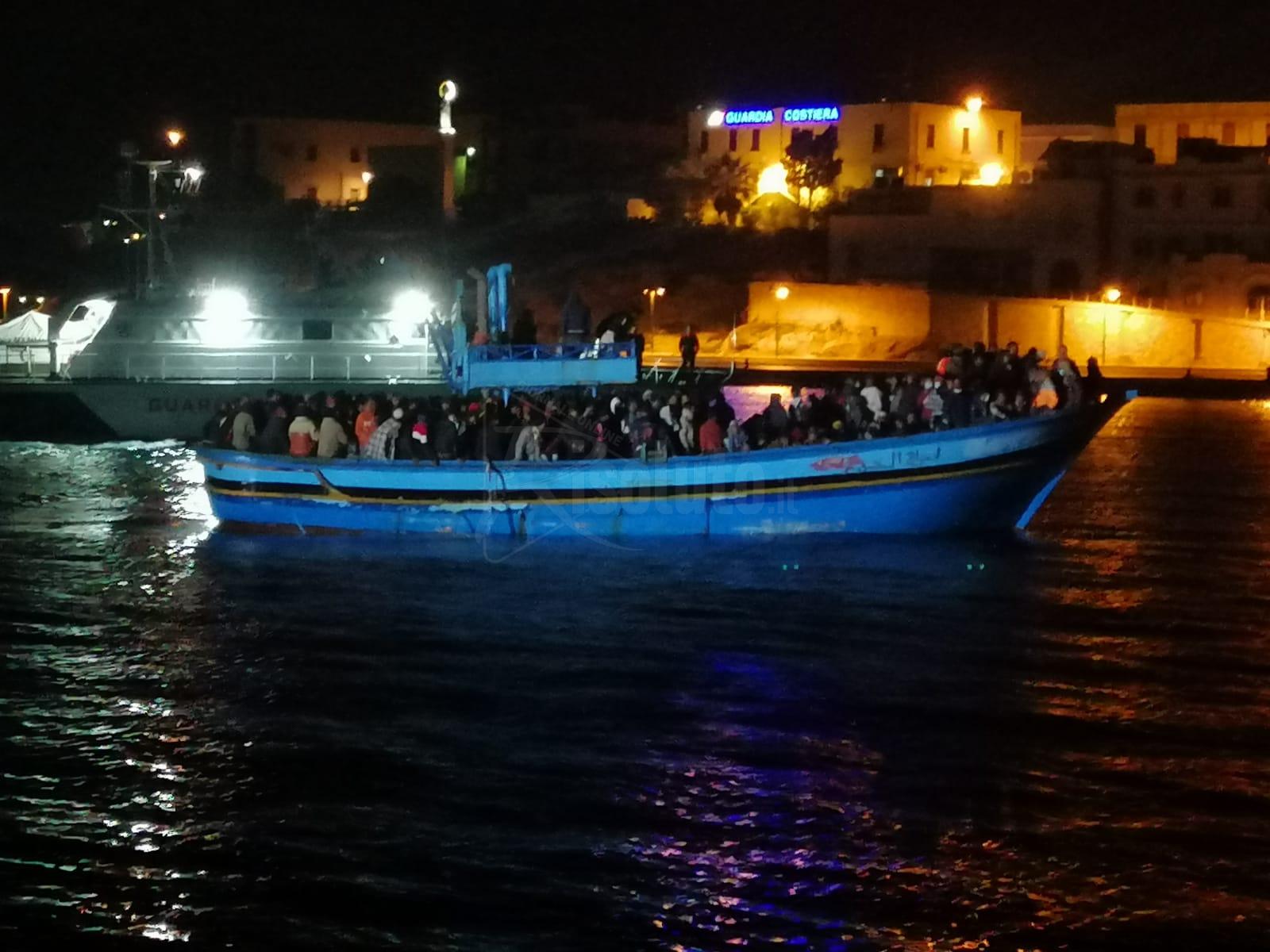 Nuovi sbarchi e oltre 1000 migranti nell'hotspot di Lampedusa