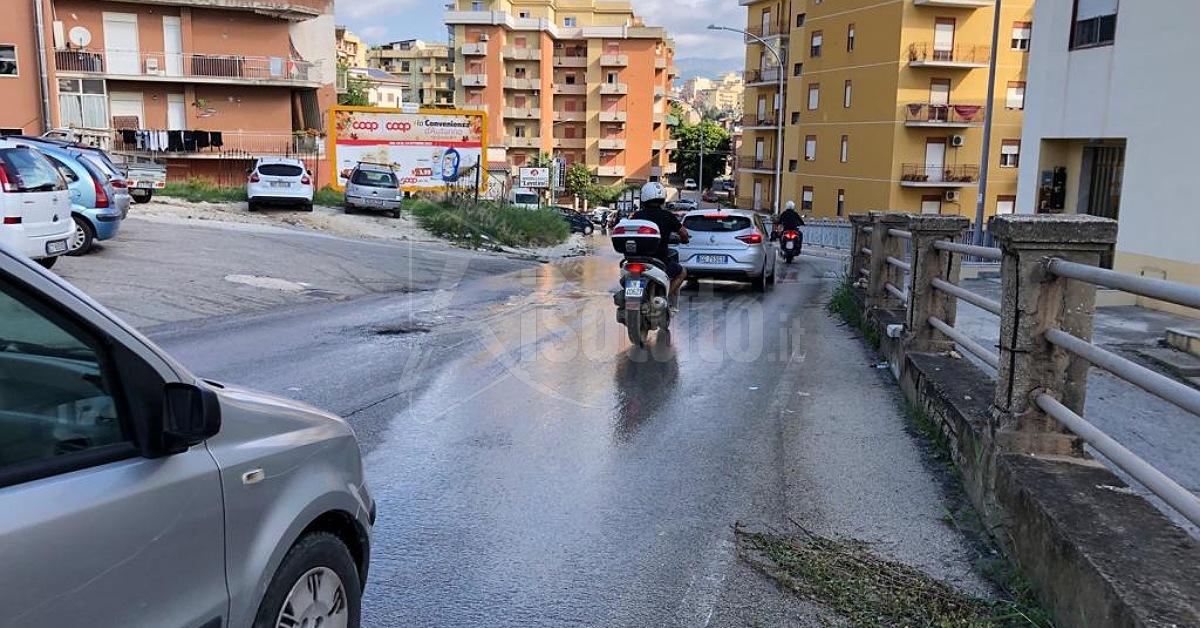 Sciacca, in via Amendola un fiume d'acqua (Video)