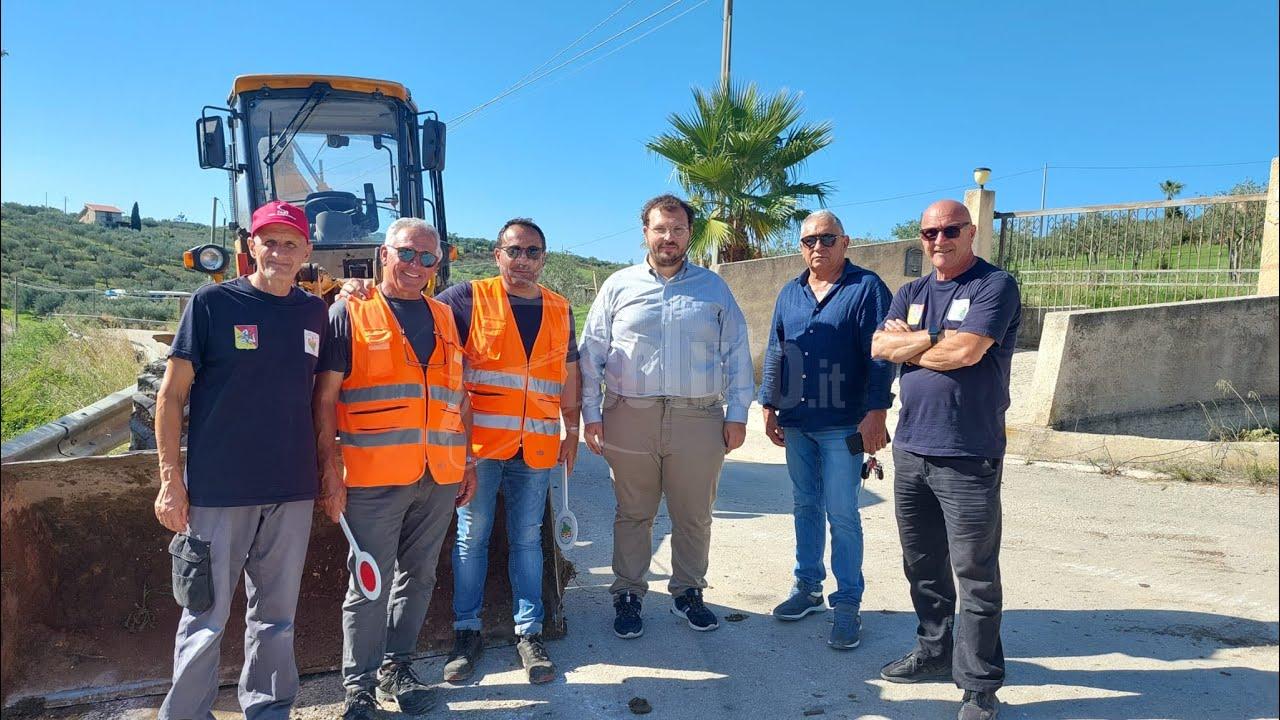 Operai dell'Esa a lavoro nelle strade rurali di Sciacca (Video)