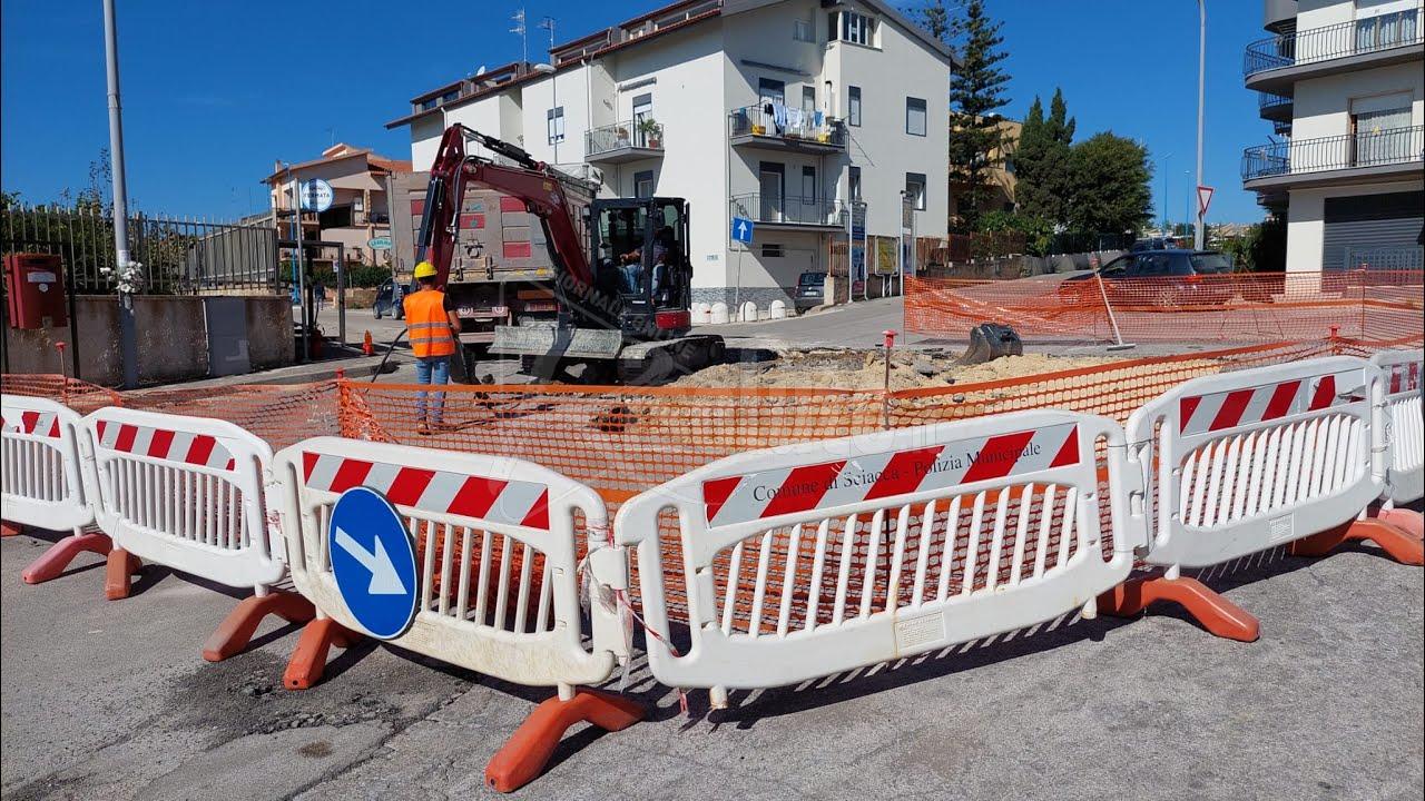 Cantiere alla storica buca di via Miraglia a Sciacca e c'e' chi gia' festeggia (Video)