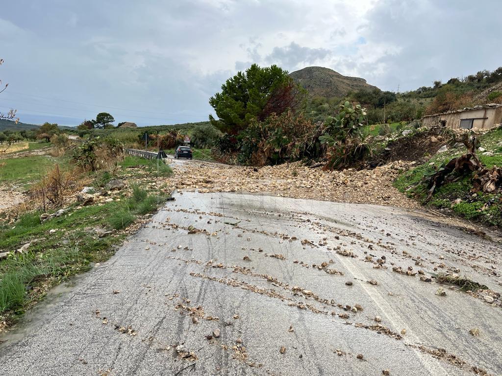 Disagi sulla Sciacca - Caltabellotta, mezzi in azione per liberare la strada