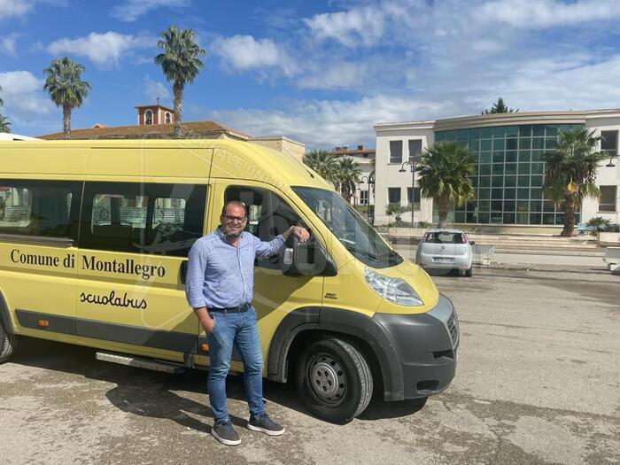 Manca l'autista dello scuolabus a Montallegro, sindaco si mette alla guida