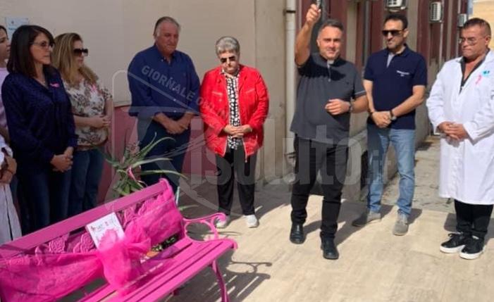 Burgio inaugura la panchina rosa e per il caro energia non illumina i monumenti