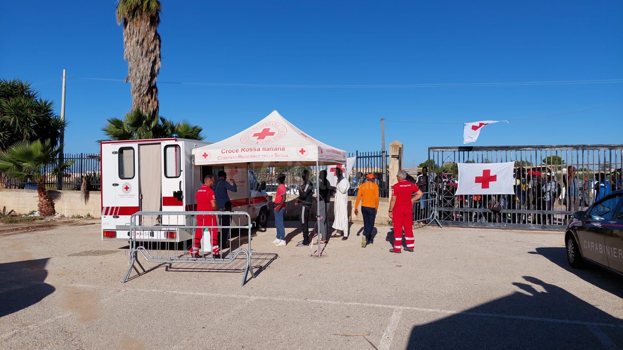 Campo di Fontane d'oro a Campobello di Mazara, alla Croce Rossa i servizi per i lavoratori