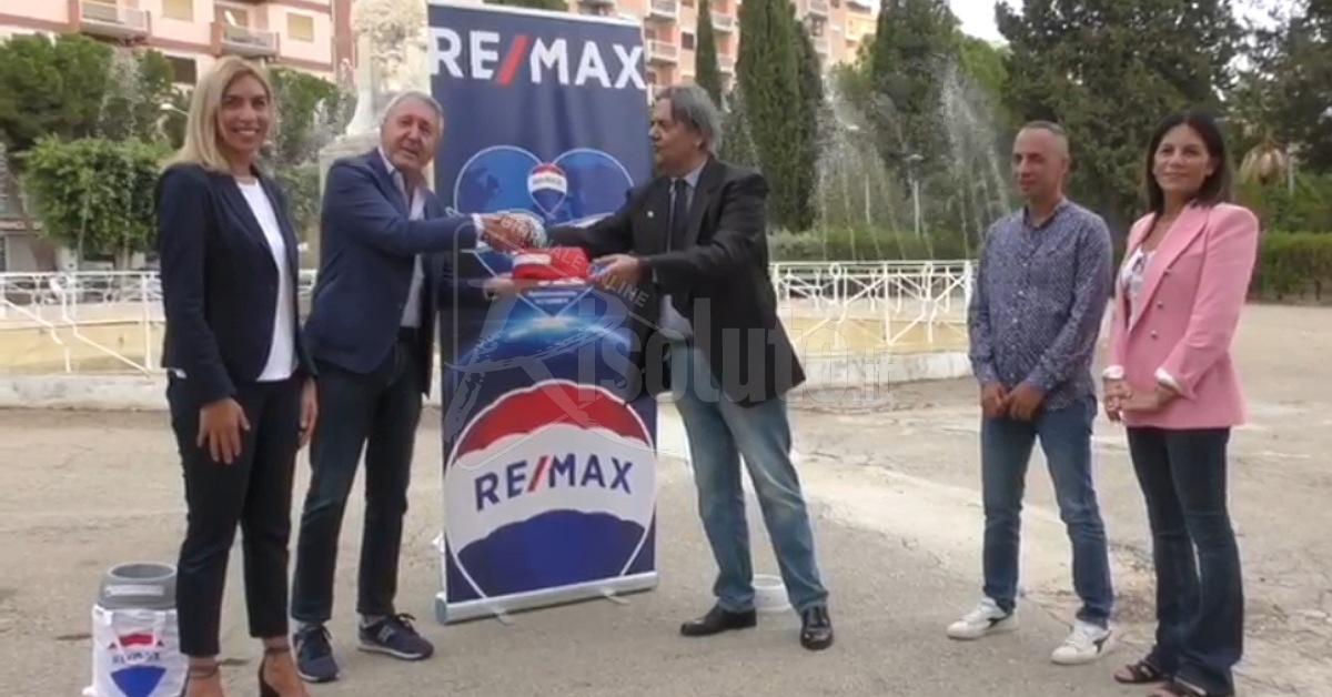 "Disseta un randagio", ad Agrigento azienda immobiliare dona ciotole per gli amici a quattro zampe (Video)