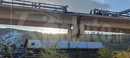 Tir giù dal viadotto a Caltanissetta, un morto e tre feriti