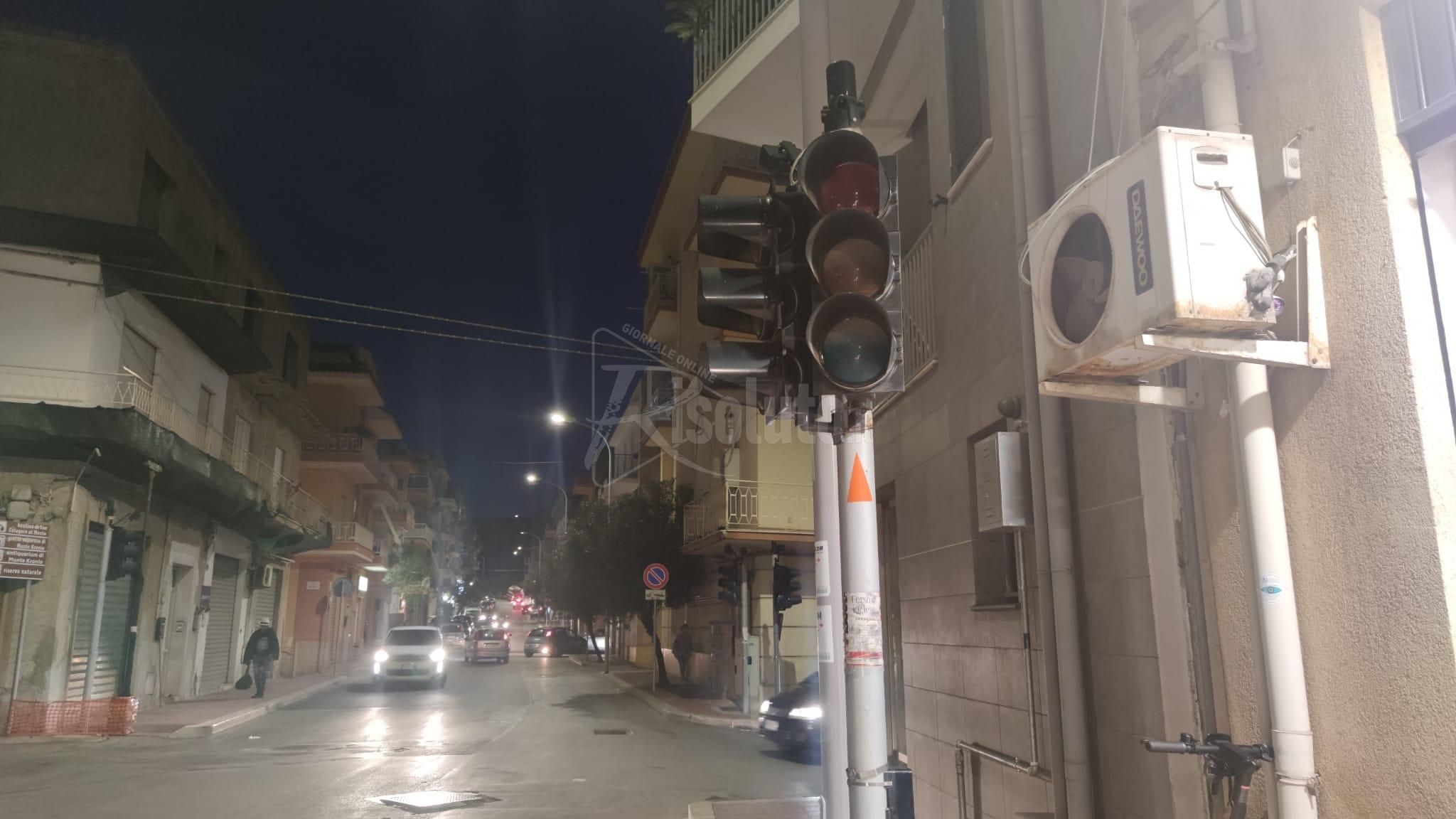 Sciacca, spento il semaforo tra via Mazzini e via Cronio