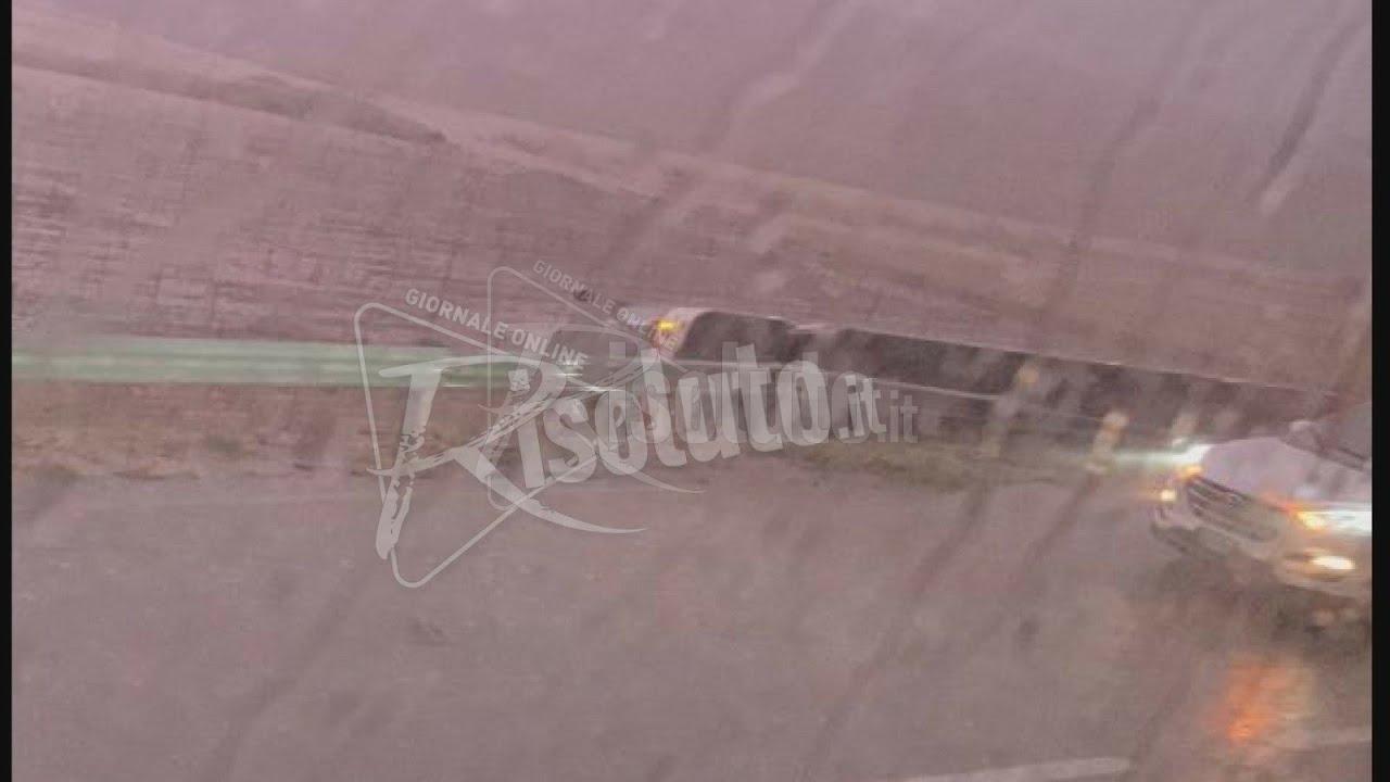 Autogrù per sollevare il bus della Gallo dalla scarpata sulla Fondovalle (Video)