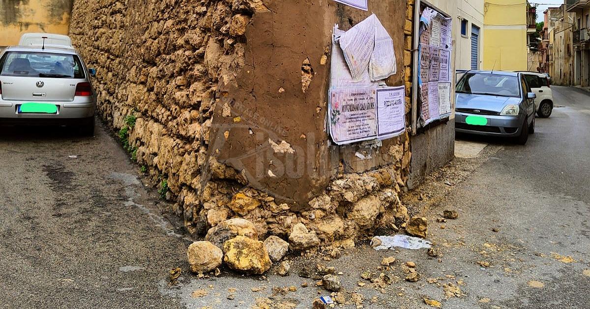 Pioggia a Sciacca, crollano pietre delle storiche Mura di Vega