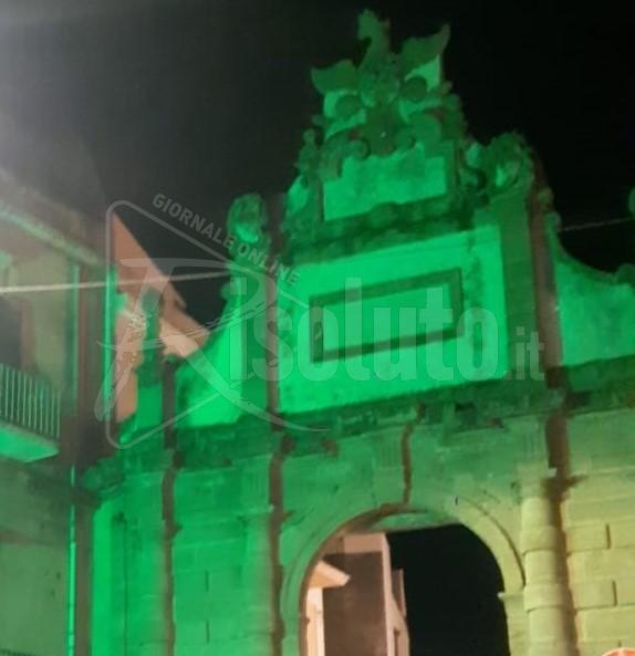 Giornata dedicata ai malati di Sla, Sciacca illumina Porta Palermo