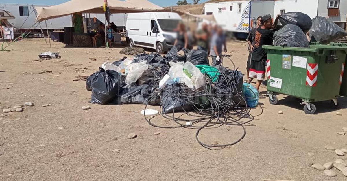 Via i partecipanti al rave party a Menfi, avviata a Bertolino la rimozione dei rifiuti (gallery)