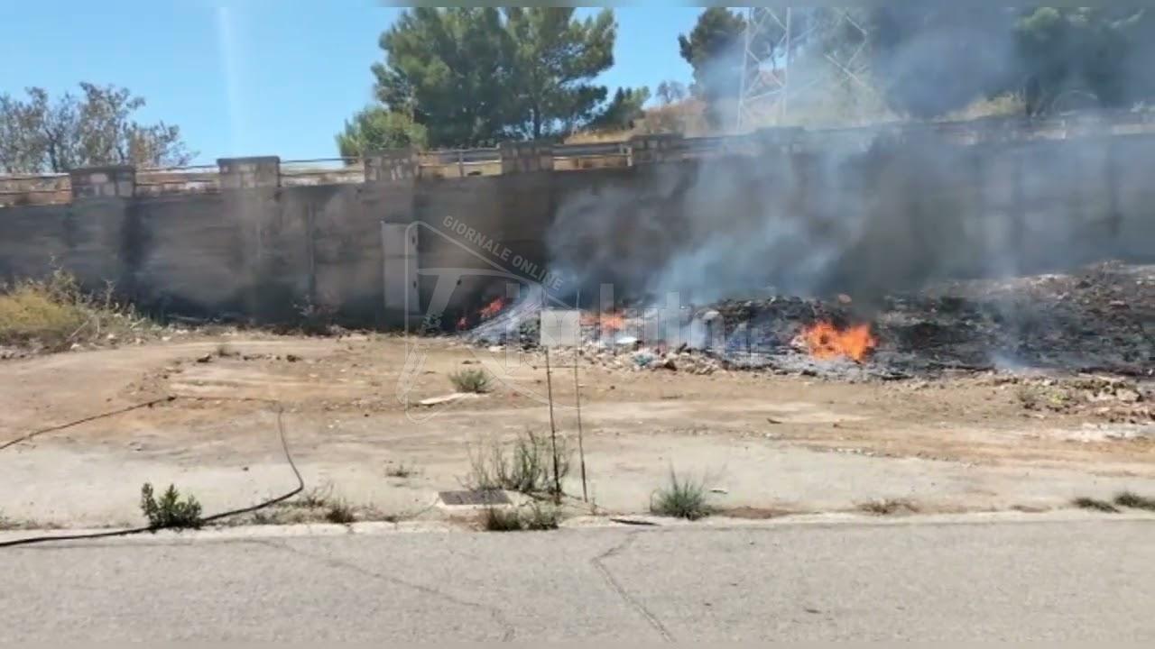 Sciacca, appiccato il fuoco a rifiuti e sterpaglia in contrada San Calogero (Video)