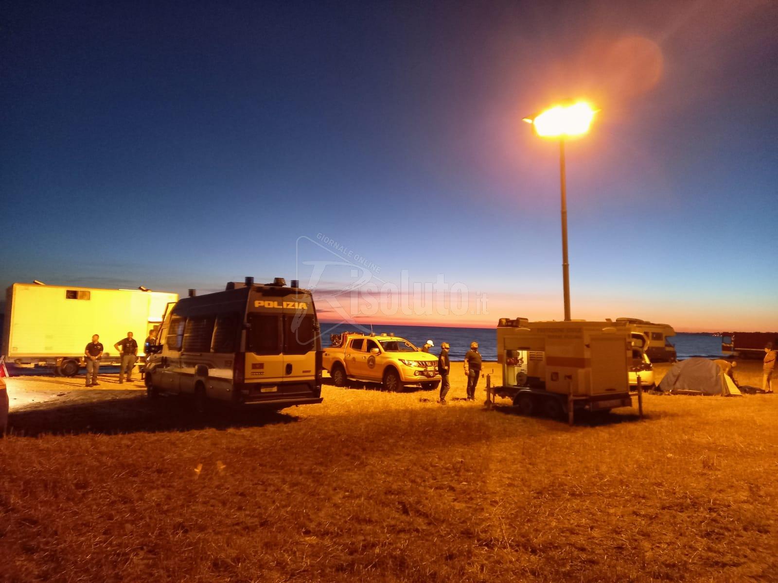 Il rave party a Menfi, le forze dell’ordine presidiano Bertolino