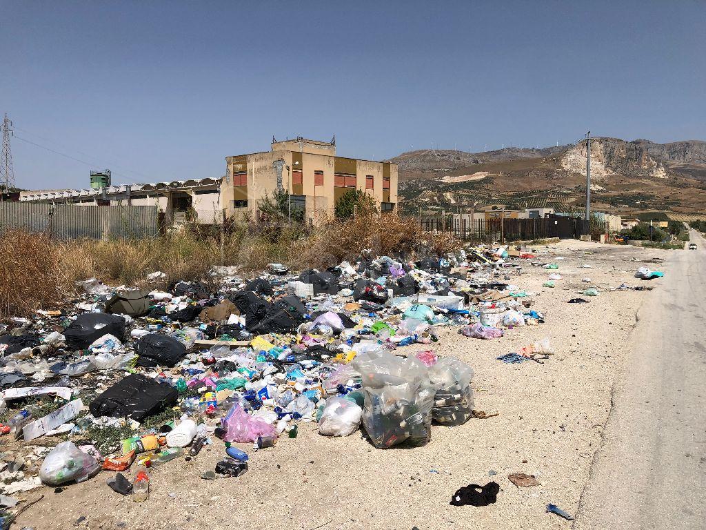 Sciacca, contrada Santa Maria ancora invasa dai rifiuti