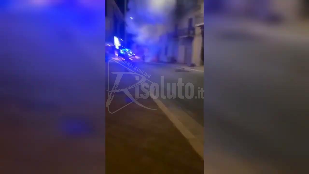A fuoco a Santa Margherita portone d’ingresso e furgone di una casa famiglia (Video).