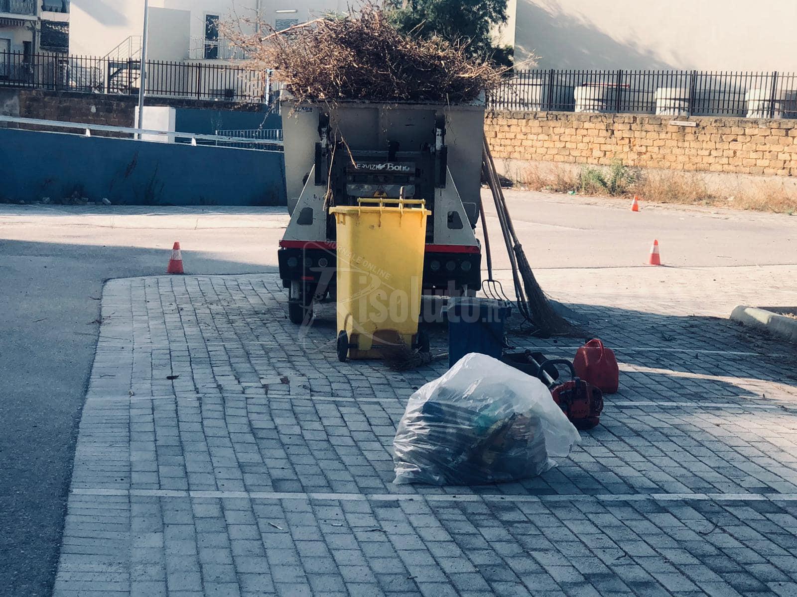 Siringhe tra le sterpaglie rimosse nel parcheggio Catusi a Sciacca
