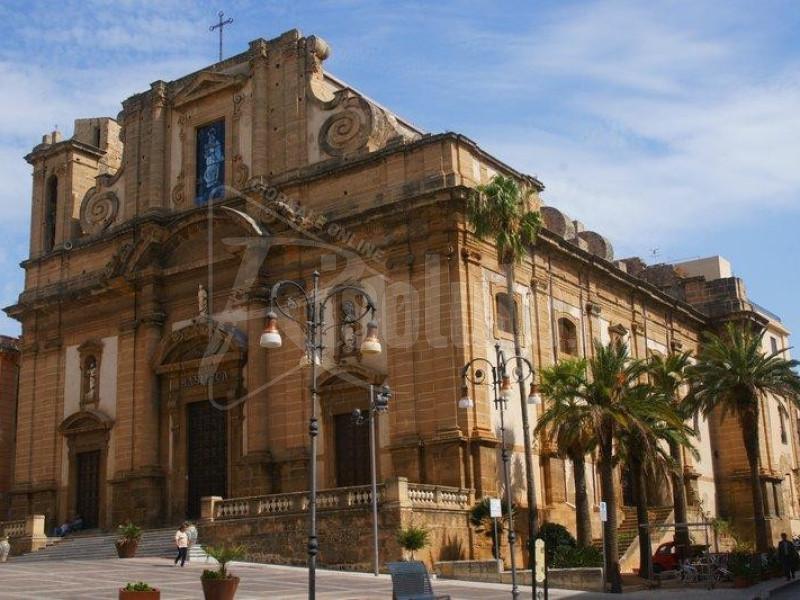 Auto di lusso parcheggiate in piazza Scandaliato per un matrimonio, venti sanzioni