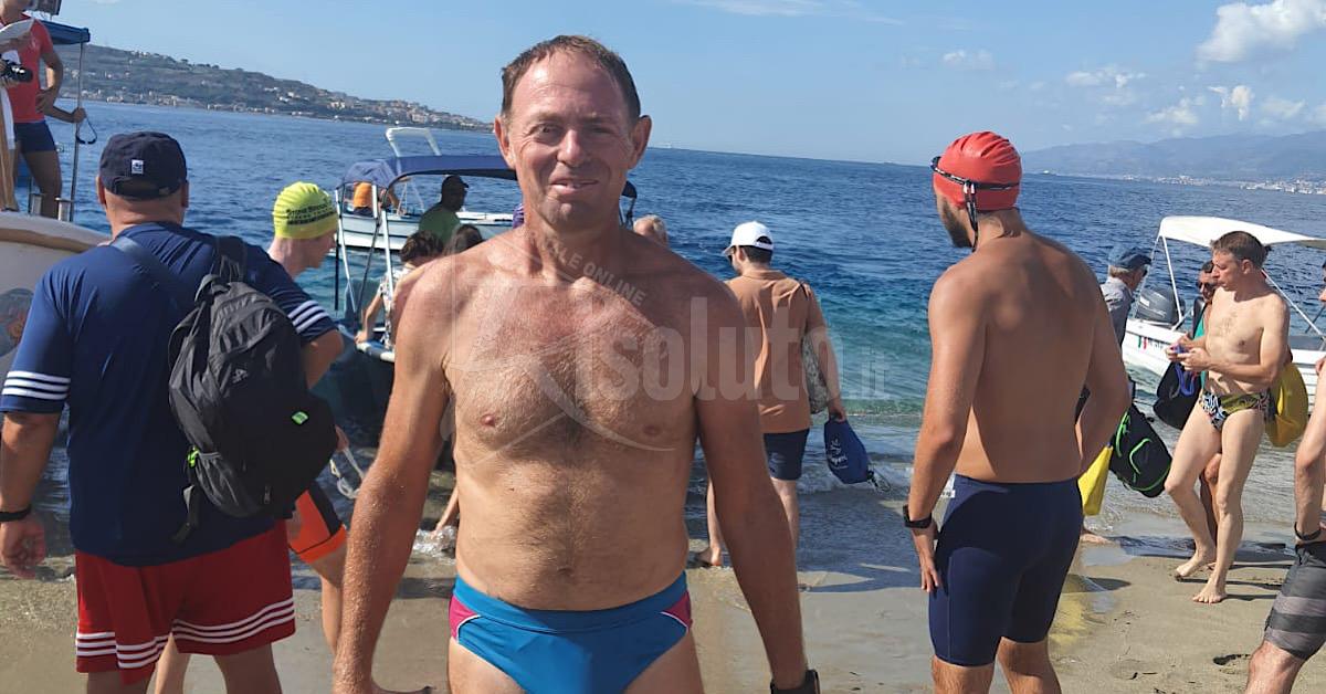 Leader degli stagionali di Sciacca attraversa a nuoto lo Stretto di Messina