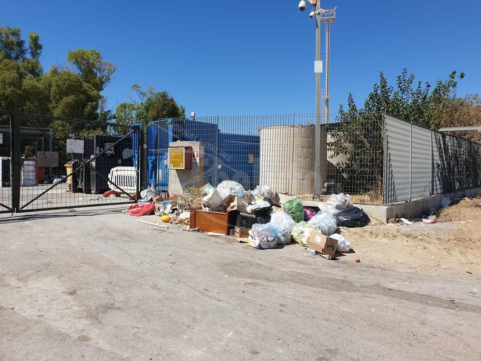 Isola ecologica, la domenica di chiusura l'ingresso si trasforma in una discarica