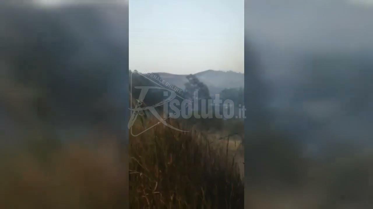 Grosso incendio tra Cattolica e Montallegro, le fiamme minacciano anche le abitazioni (Video)