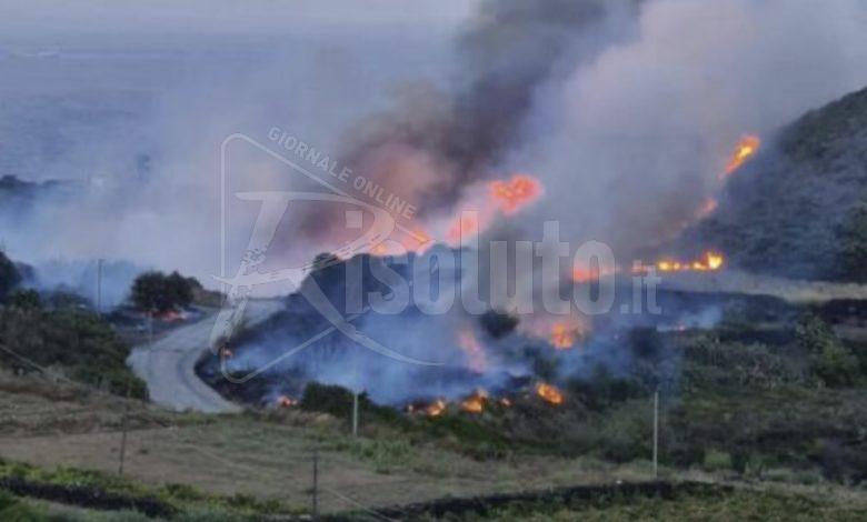 Brucia Pantelleria, turisti in fuga