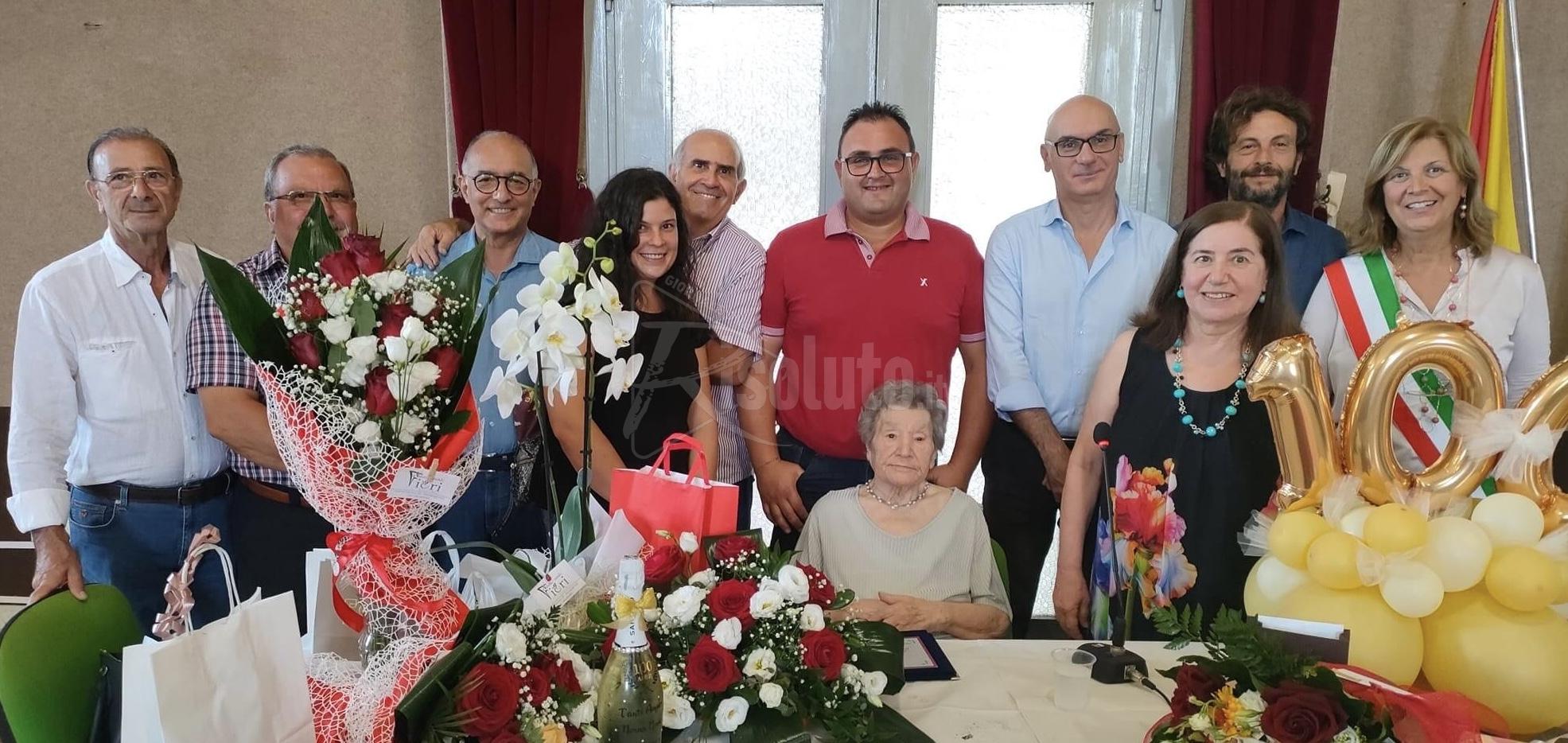 Nonna Viola centenaria a Montevago festeggiata in municipio
