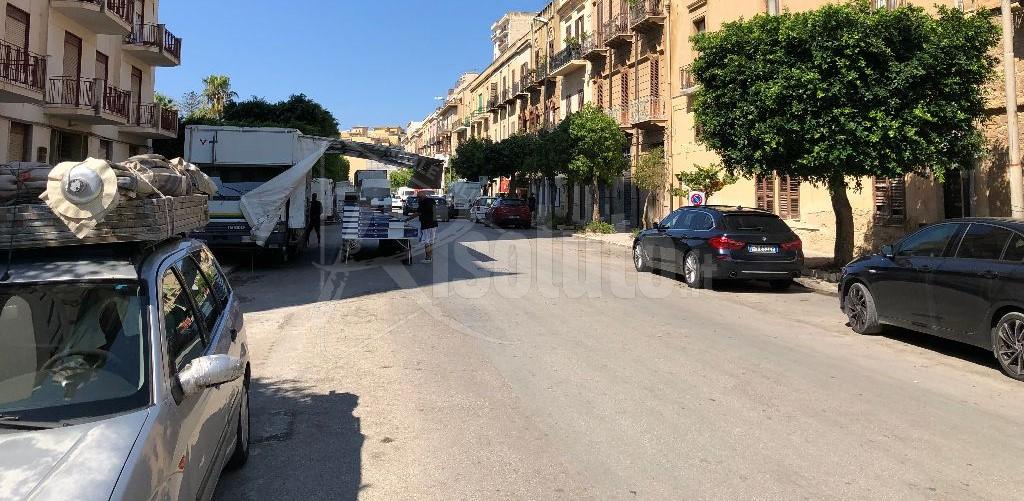 Le bancarelle nel viale della Vittoria a Sciacca, una famiglia si rivolge al Prefetto