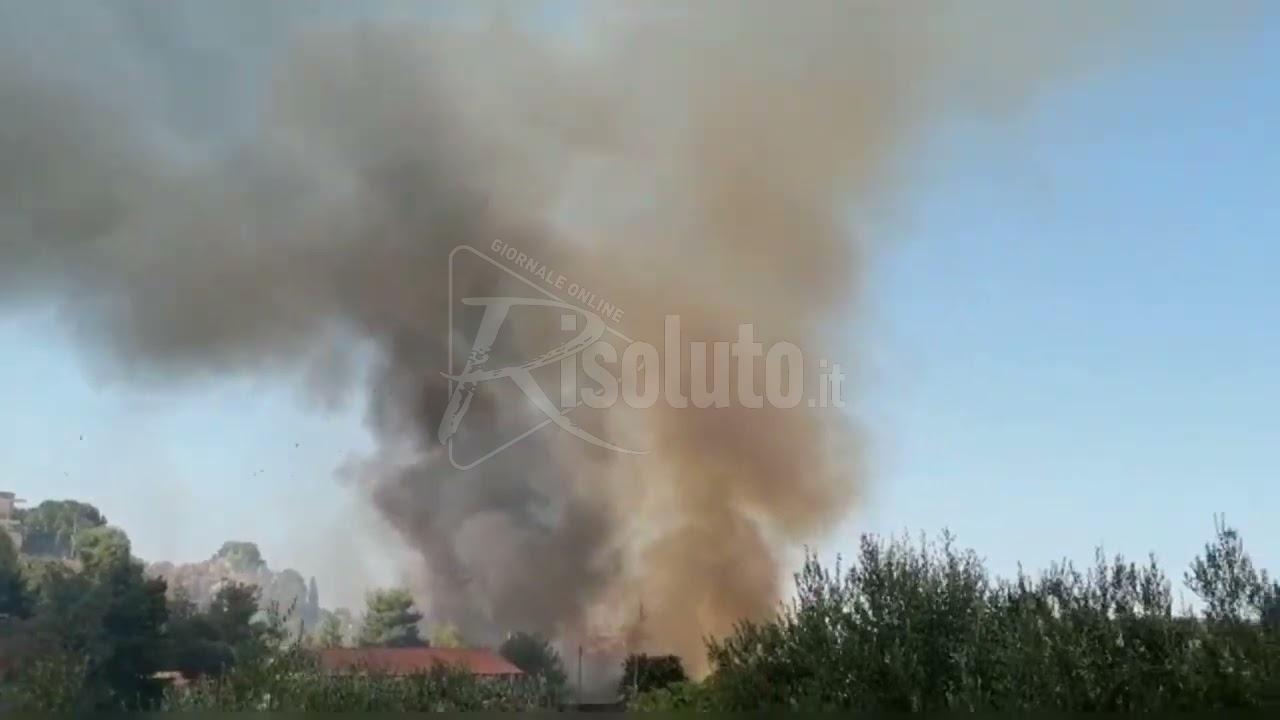 Incendio in contrada Scirinda a Ribera, a pochi metri del centro di raccolta comunale (Video)