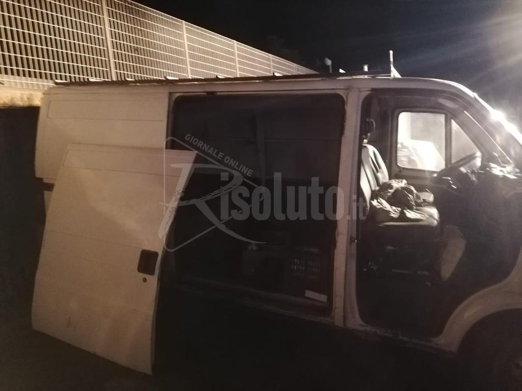 Furgone a fuoco nella notte a Sciacca, accertamenti in corso