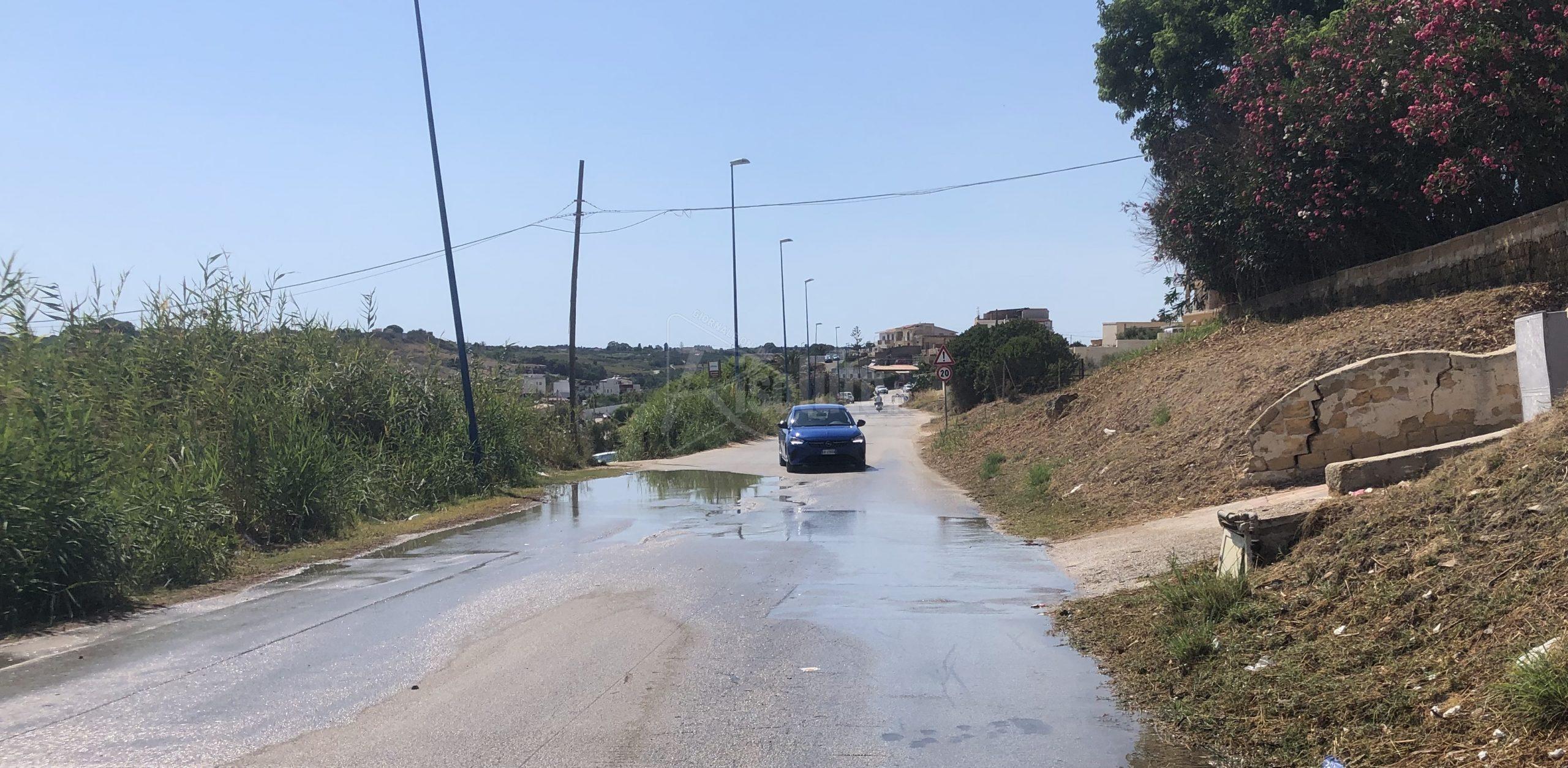 Via Lido a Sciacca, strada dissestata e anche allagata