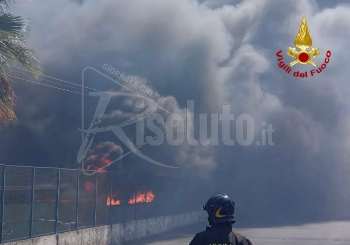 Incendio sull'A18, bruciano quaranta mezzi