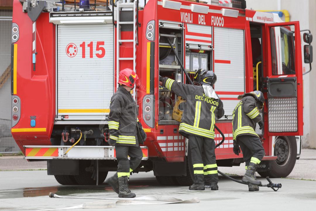 Si lanciano dal balcone per un incendio in comunità