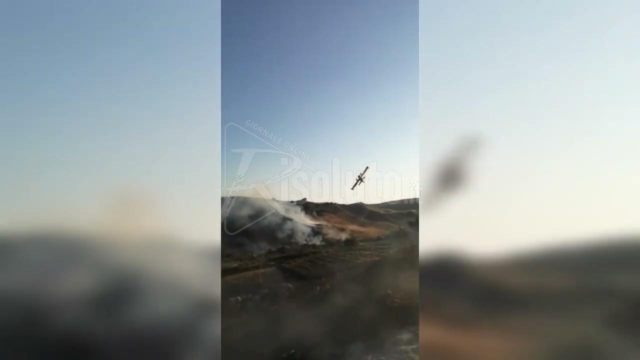 Anche elicotteri e canadair in azione, pomeriggio di fuoco (Video)