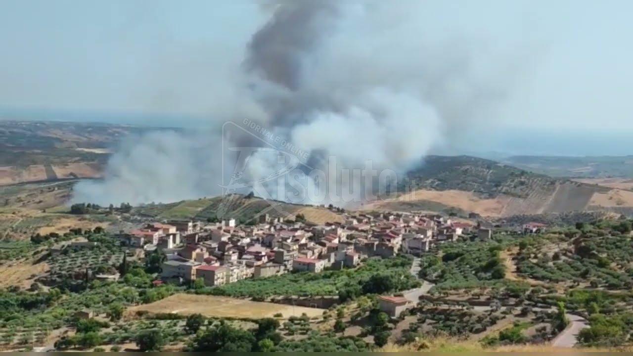 Incendio alle porte di Sant'Anna (Video)