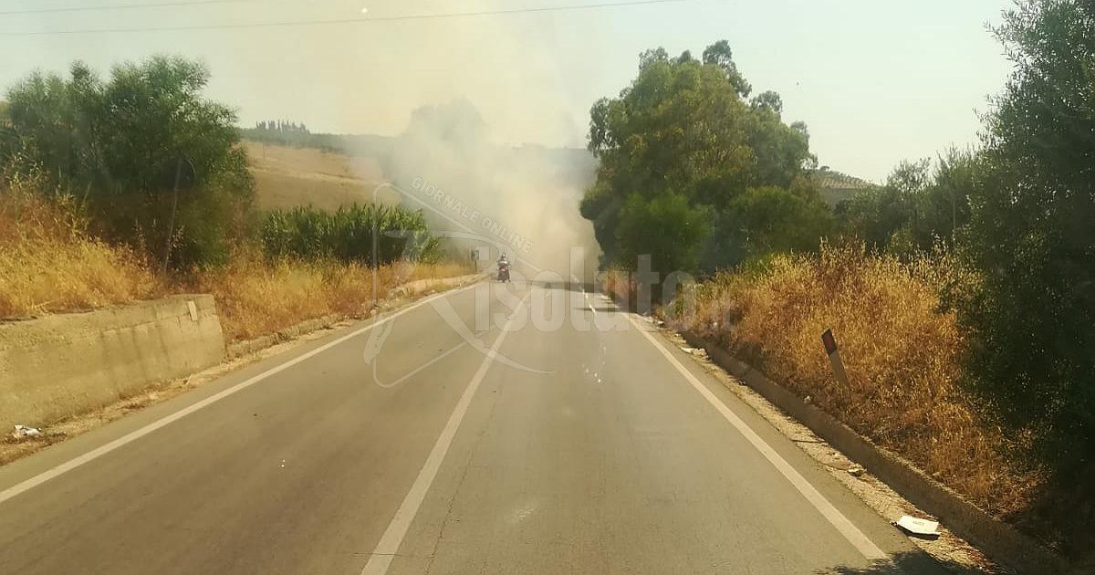 Fuoco sulla 115 a Ribera, traffico deviato