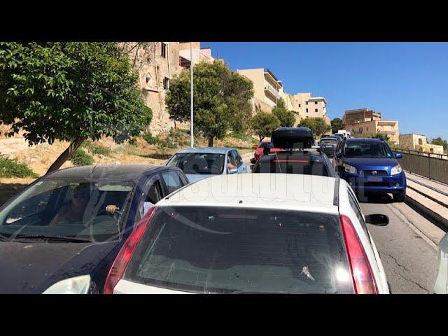 Ambulanza bloccata in via Porta San Calogero (Video)