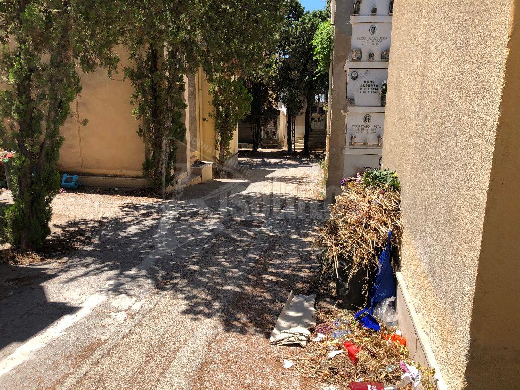 Al cimitero pulizia e scerbatura da 16 mila euro