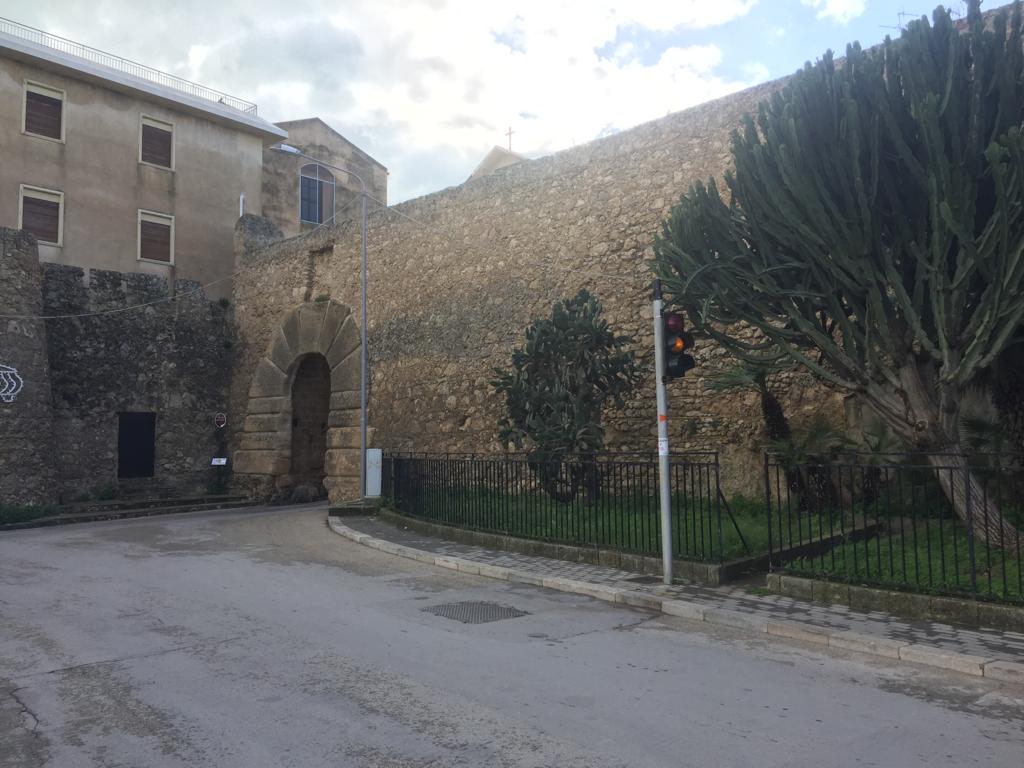 Sciacca, semafori vecchi e le schede non si trovano