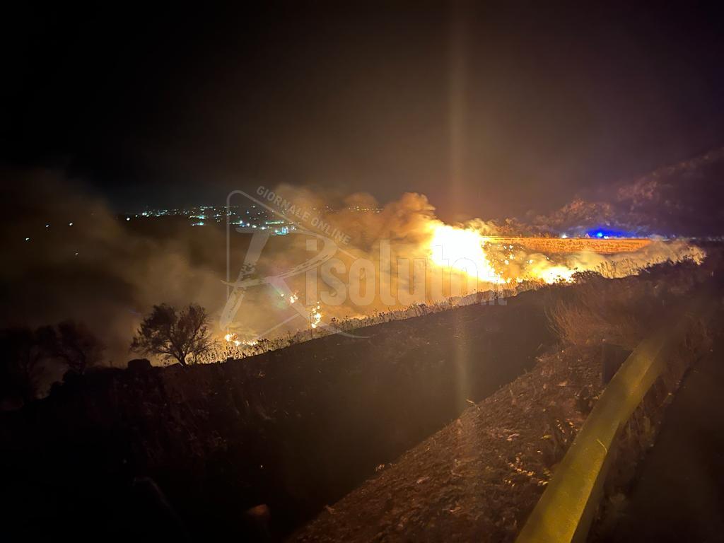 Fuoco sulla Sciacca-Caltabellotta, bruciati uliveti