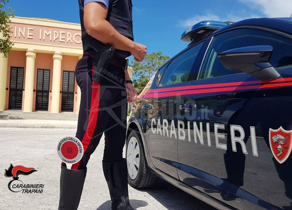 Incastrati dalle telecamere mentre rubano fioriere