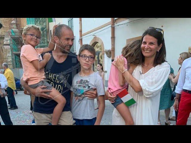 Festa a Sambuca per l'arrivo della famiglia francese Video