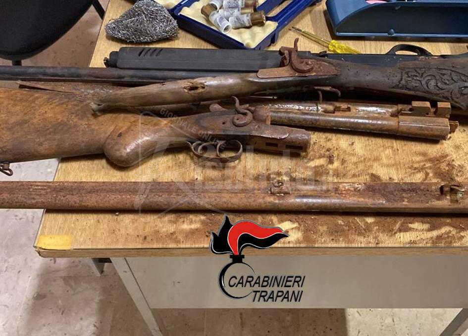 Trovato con due fucili in casa, arrestato a Salemi