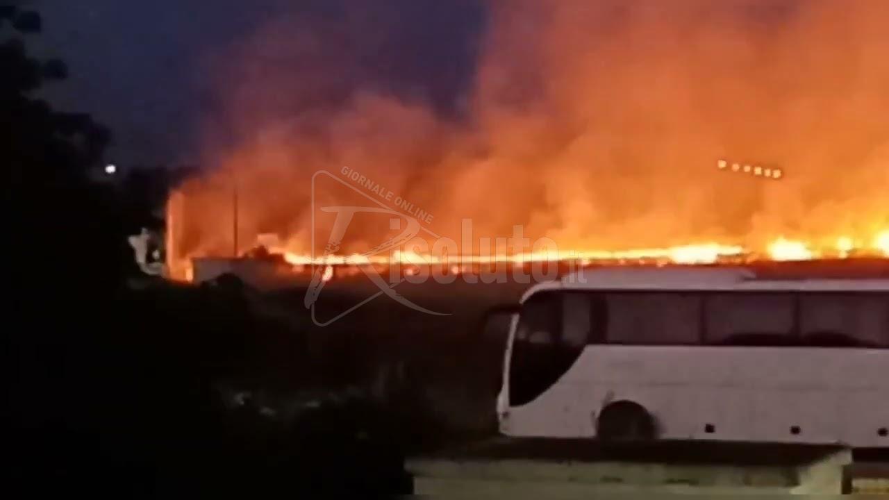Incendio in via Canova a Ribera in corso (Video)